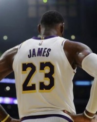 NBA常规赛收官战，詹姆斯三双领衔，湖人险胜勇士锁定西部第三